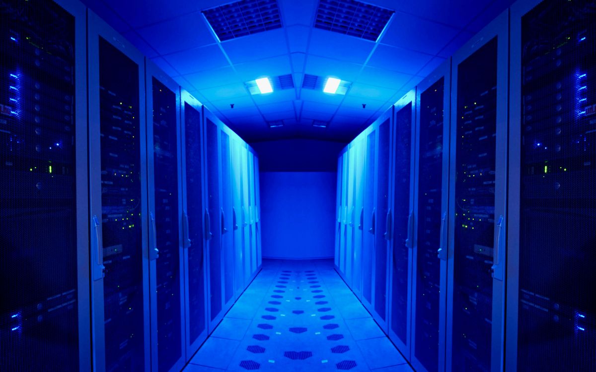 Обои Серверная комната, центр обработки данных, Информационные технологии, синий, свет в разрешении 2560x1600