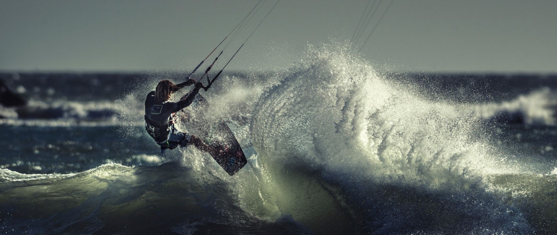 Обои Кайтсерфинг, серфинг, коршун, экстремальный вид спорта, волна в разрешении 2560x1080