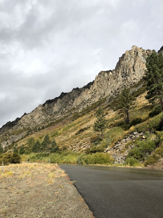 Обои дорога, горный рельеф, дорожное покрытие, нагорье, асфальт в разрешении 1536x2048