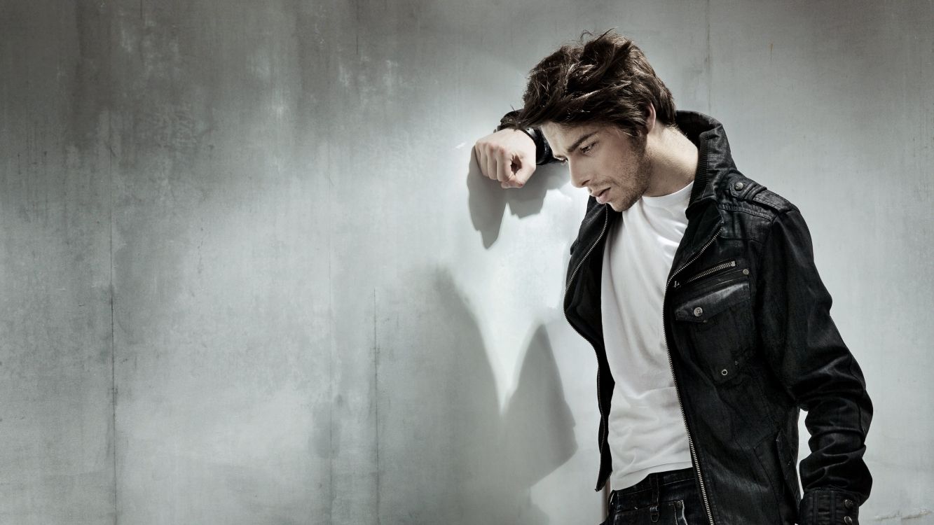 Обои белые, кожаная куртка, куртка, прохлада, стояние в разрешении 3840x2160