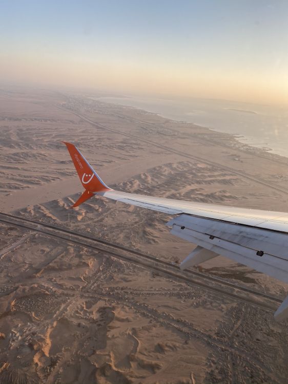 Обои самолеты, самолет, авиалайнер, атмосфера, воздушное путешествие в разрешении 1536x2048