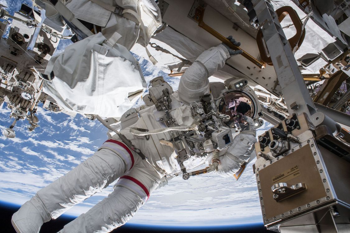 Обои Международная космическая станция, внекорабельная деятельность, НАСА, астронавт, космическая станция в разрешении 5568x3712