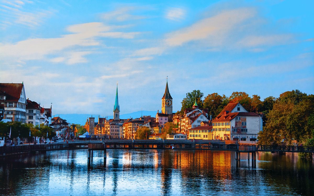 Обои вода, отражение, ориентир, городок, водный путь в разрешении 2560x1600