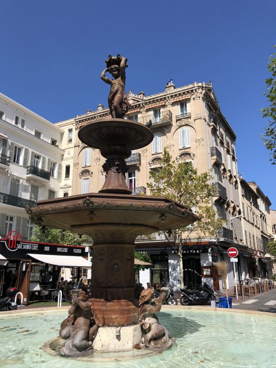 Обои фонтан, вода, туризм, статуя, городок в разрешении 1536x2048