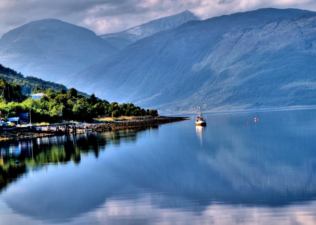 Обои фьорд, отражение, природа, вода, озеро в разрешении 3252x2319