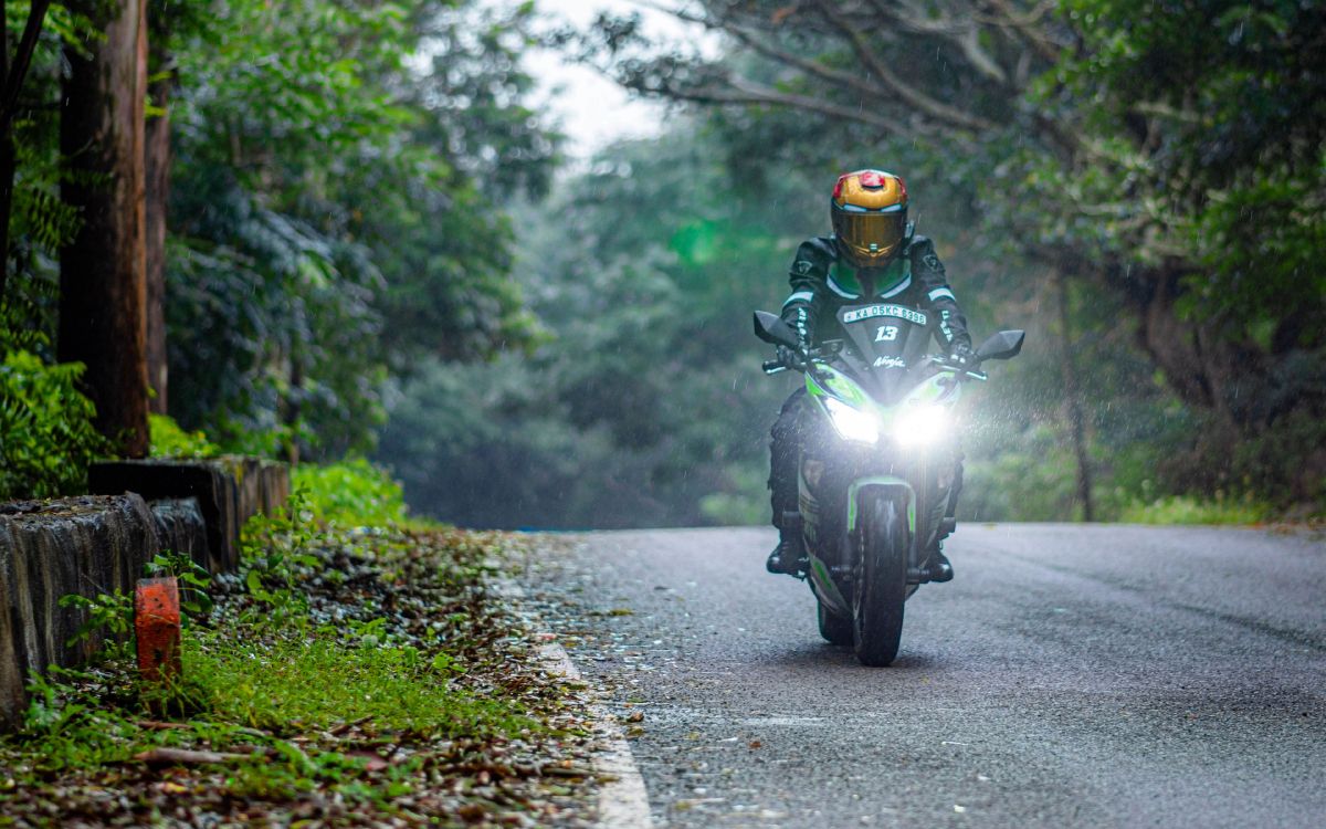 Обои мотоцикл дождь, мотоциклетный шлем, мотоцикл, kawasaki ninja h2, мотоспорт в разрешении 3840x2400