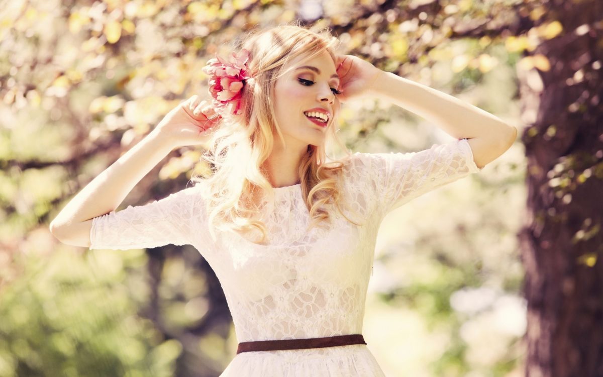 Обои волосы, красота, блондин, розовый, боди в разрешении 2560x1600